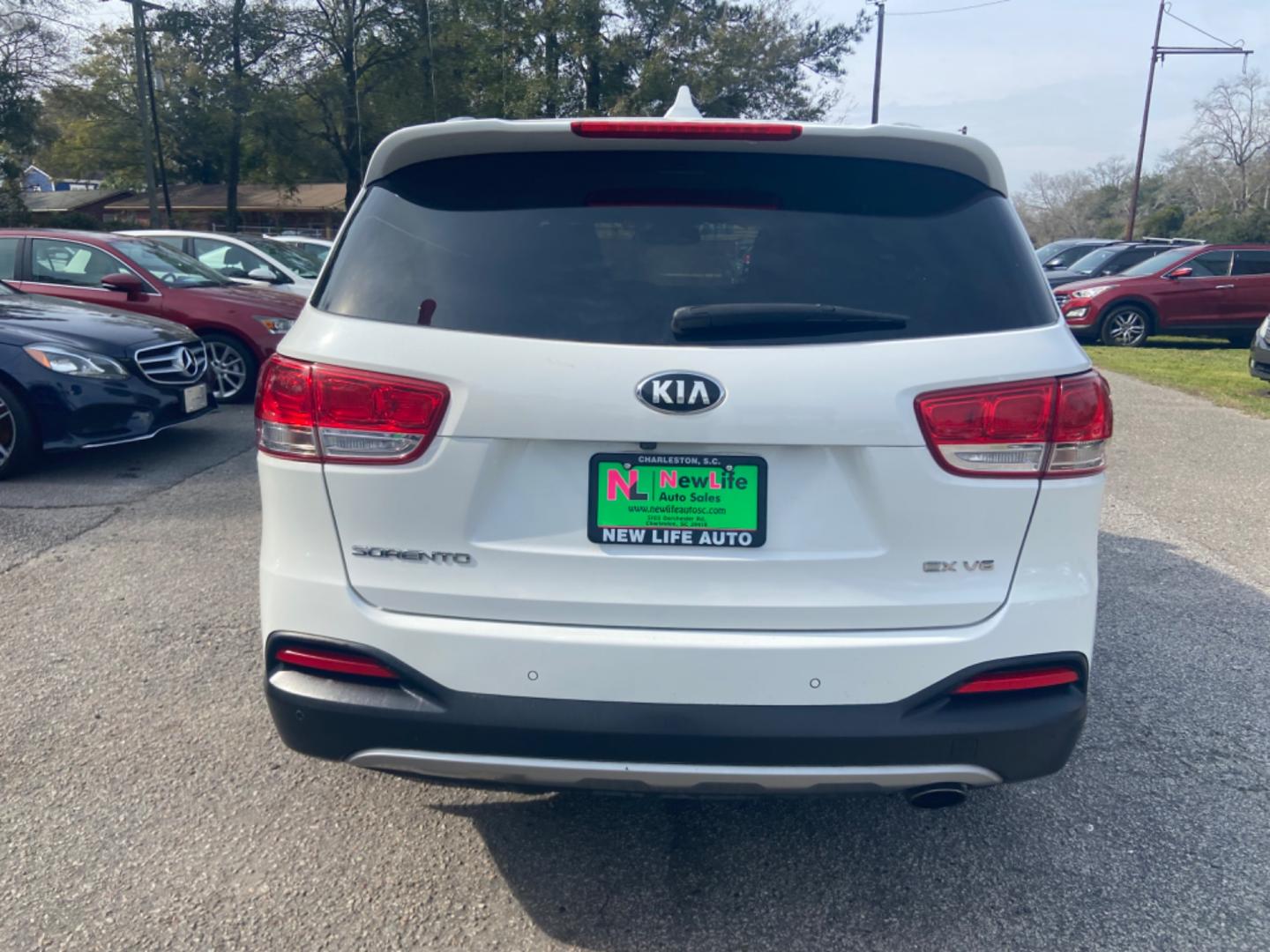 2016 WHITE KIA SORENTO EX V6 (5XYPH4A58GG) with an 3.3L engine, Automatic transmission, located at 5103 Dorchester Rd., Charleston, SC, 29418-5607, (843) 767-1122, 36.245171, -115.228050 - Photo#5